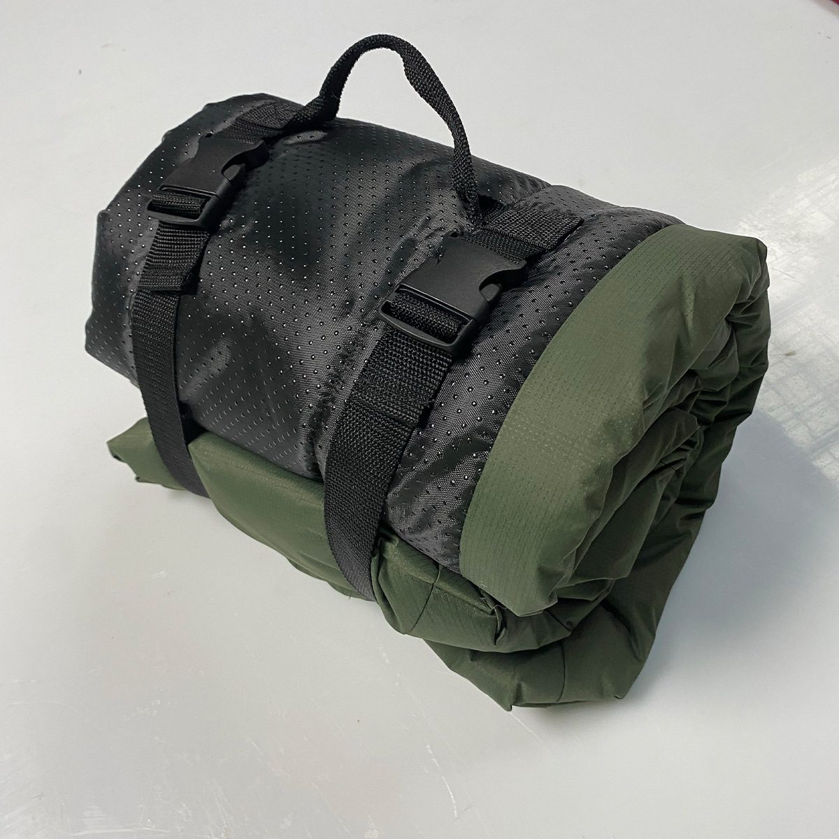 Pawvero CampBed – Wasserdichte Outdoor-Hundematte faltbar und tragbar für Hunde – Bild 6